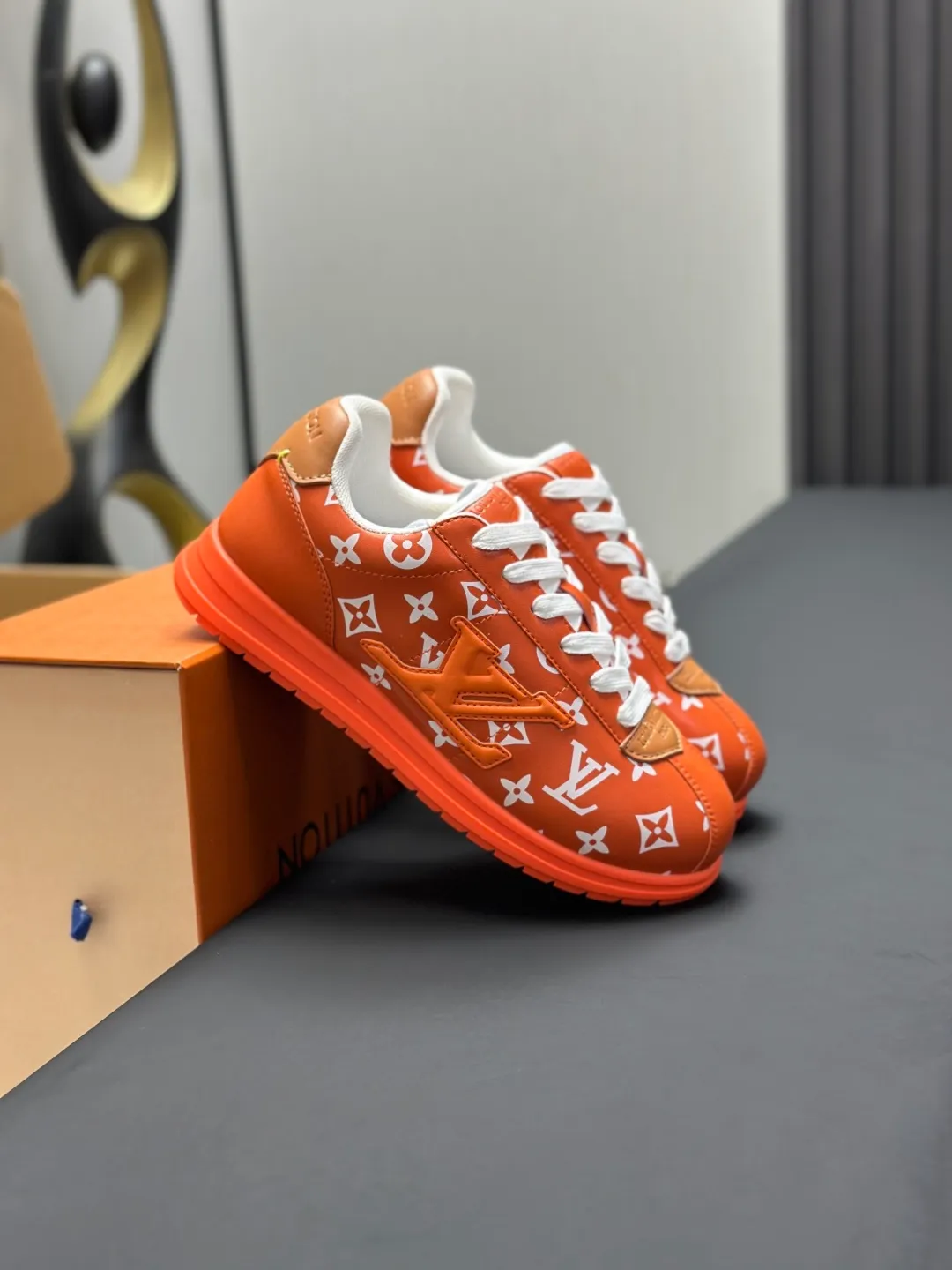 👟👟Ex-factory price 680👟👟 Full set of packaging with airplane box💰Top version LV-Louis Vuitton-classic catwalk new style 1:1 development replica of the original version! ! The upper foot is very comfortable. It is made of luxurious materials and fine workmanship. The midsole is printed with English letters "Made in Europe". The upper is made of calfskin imported from Italy. The side is decorated with the brand's LOGO and signature. The latest latex foot pads and mesh lining make the foot feel super comfortable. The original two-color TPU combination outsole is specially provided by the original factory. Bag technology Goodyear stitched edges Fabric: Exclusive customized first-layer cowhide Accessories: Exclusive private model Vuitton logo, lining: Customized silk mesh lining - first-layer silk cowhide lining Outsole: TPU combination outsole wear-resistant, non-slip and anti-yellowing Foot pads: new latex pads-mesh sweat-absorbent Counter technology: fully computerized sewing machine wire drawing Toe box back cover Hot and cold shaping Full set of pull-top lasts with medium and low logo patterns Special counter packaging - shoelaces, certificate, card, instructions, certificate of quality, dust bag, the most complete packaging on the entire network, women's 35-40 men's 38-46 (38/46 customized, non-refundable! GD9916